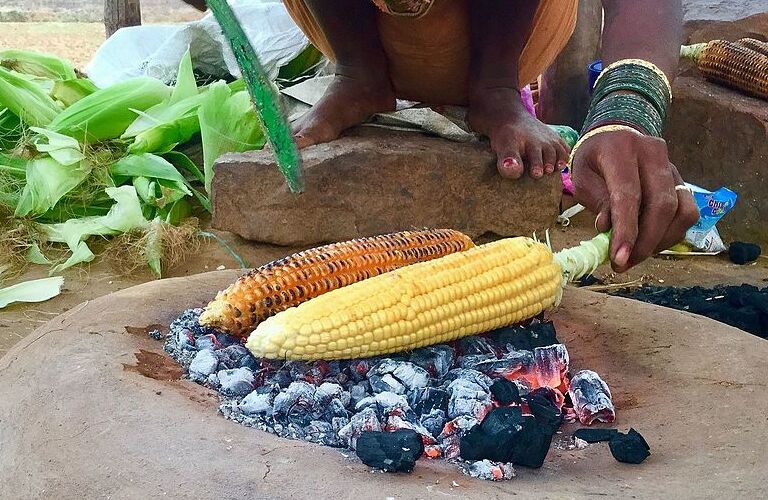 Women_roasting_corn_in_a_village_in_Odisha_01